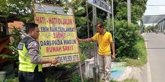 Jelang Nataru 2023, Polsek Jetis Kota Mojokerto Pasang Puluhan Banner Imbauan di Lokasi Black Spot