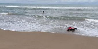 Ombak Besar Jadi Kendala Pencarian Pria yang Tenggelam di Pantai Serang Blitar