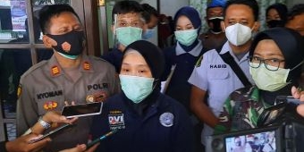 Datangi Keluarga Korban ​Jatuhnya Sriwijaya Air Asal Kediri, Tim DVI Polda Jatim Ambil Sampel DNA