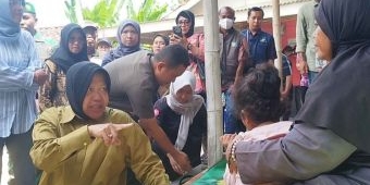 Didatangi Mensos, Pemilik Rumah Tidak Layak Huni di Pamekasan Nangis