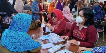 ​Tim Kesehatan Satgas TMMD Ke-122 Berikan Layanan Gratis pada Masyarakat