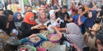 Bersama Cabup Halindra Blusukan ke Pasar Tradisional Tuban, Khofifah Banjir Doa dan Dukungan