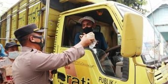 Macet Berjam-jam, Polres Gresik Bagikan Nasi Bungkus dan Air Mineral ke Sopir Truk di Jalur Pantura