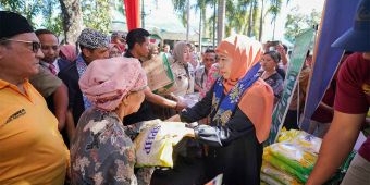 IKA Unair Gelar Bazar Murah di Bondowoso, Khofifah Bagikan Beras dan Telur