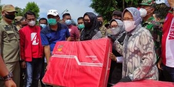 Kunjungi Korban Banjir di Jombang, Risma Berikan Bantuan