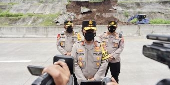 Tinjau Lokasi Tanah Longsor di Tol Pandaan-Malang, Kapolda Jatim Imbau Pengguna Jalan Tetap Waspada