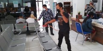 Antisipasi Virus Corona, Dispendukcapil Pacitan Lakukan Penyemprotan Disinfektan