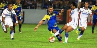 Persib Curi Poin di Kandang Persiba