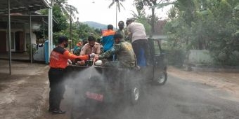 Sinergi dengan Relawan, Anggota Koramil 0801/Pacitan Lakukan Penyemprotan Disinfektan