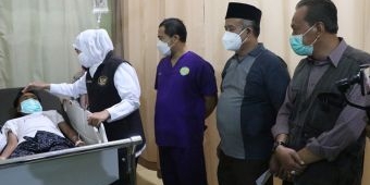 Gubenur Khofifah Serahkan Bantuan kepada Korban Jembatan Putus di Probolinggo