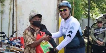 Jajaran Forkopimda Sidoarjo Gowes Bersama dan Lakukan Aksi Peduli Bagi-bagi Sembako