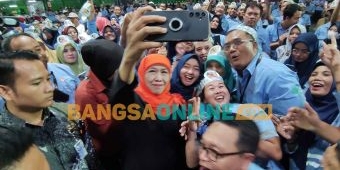 Dendangkan Sekuntum Mawar Merah, Khofifah Disambut Ribuan Karyawan Tjiwi Kimia