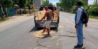 Berlubang dan Sering Terjadi Kecelakaan, Warga Tuban Tambal Jalan Nasional Pantura