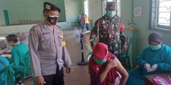 Antisipasi Kerumunan, Koramil Geneng Awasi Vaksinasi di Desa Tambakromo