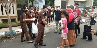 Sapa Masyarakat, Kajari Nganjuk Berbagi Takjil di Depan Kantor