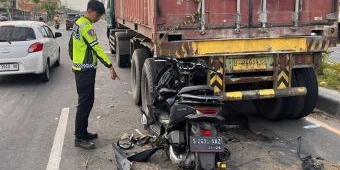 Kurang Konsentrasi, Pengendara Motor di Gresik Tabrak Bokong Truk Hingga Meninggal Dunia