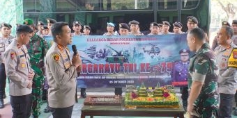 Kuatkan Sinergitas, Polresta Sidoarjo Beri Kejutan Bawa Tumpeng dan Kue untuk HUT TNI Ke-79