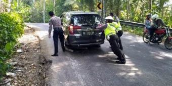 Anggota Satlantas Polres Pacitan Bantu Kendaraan Pemudik dan Wisatawan yang Tak Kuat Menanjak