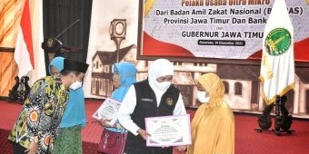 Gubernur Bersama Baznas Jatim Serahkan Bantuan dan Pinjaman Modal Pelaku Usaha Mikro Kota Pasuruan