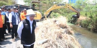 Resik-Resik Sungai Avour, Gubernur Khofifah Ajak Daerah Lain Keruk Sungai Jelang Musim Hujan