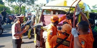 Mobil Travel Tabrak Pohon di Banyuwangi, Seorang Penumpang Terjepit