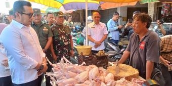 Pastikan Harga Bahan Pokok Stabil Jelang Nataru, Pj Wali Kota Mojokerto Lakukan Sidak Sejumlah Pasar