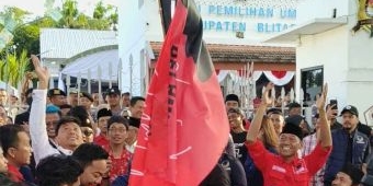 Aksi Tebar Uang di KPU Kabupaten Blitar