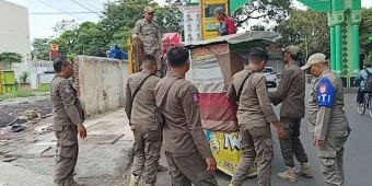 Satpol PP Kota Probolinggo Tindak Tegas PKL yang Masih Berjualan di Trotoar Alun-alun