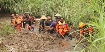 Pasutri di Nganjuk Terseret Arus Sungai, Suami Selamat, Istri Belum Ditemukan