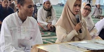 Yakin pada Islam, Ibu dan Anak Ikrar Syahadat di Masjid Al-Akbar Surabaya