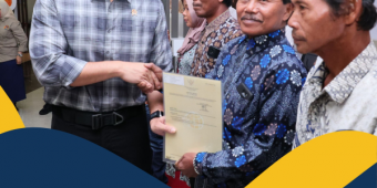 pertama-di-kalbar-menteri-ahy-serahkan-sertifikat-tanah-elektonik-milik-masyarakat-di-kubu-raya