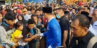 Gunakan Sarung Batik dan Kopiah Hitam, AHY Sebut Masyarakat Kabupaten Pamekasan Pemberani