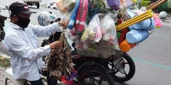 Tak Menyerah Meski Ada Keterbatasan Fisik, Kasiyanto Semangat Jajakan Dagangannya Hingga Luar Kota