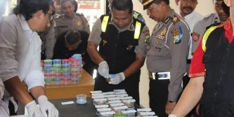 Deteksi Penggunaan Narkoba, Polres Bondowoso Lakukan Tes Urine kepada Anggota