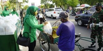 Peduli Sesama, Persit Kartika Candra Kirana Cabang Ngawi Gelar Bagi-Bagi Takjil Jelang Buka Puasa