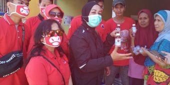 Sarinah dan BMI Gresik Gencar Bagikan Wedang Pokak untuk Tangkal COVID-19