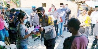 ​Kapolresta Sidoarjo Door to Door Bagikan Daging Kurban ke Warga Terdampak Pandemi Covid-19