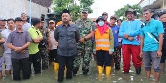 Sambangi Korban Banjir, Bupati Gresik Janji Percepat Penanganan Kali Lamong