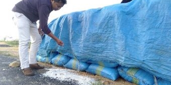 Menumpuk Sampai Puluhan Ribu Ton, Petani Garam di Pamekasan Mulai Bingung Jualnya