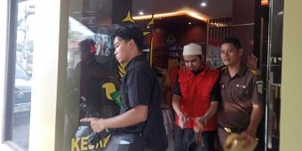 Berkas Dilimpahkan ke Kejari Blitar, Samsudin Gunakan Rompi Tahanan