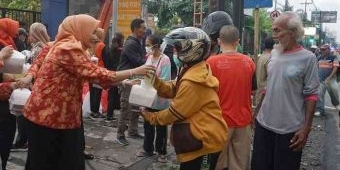 BPBD Jatim Bagi Takjil Sambil Sosialisasi Perubahan Iklim ke Masyarakat Sekitar