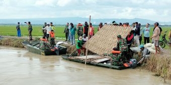 ​Dibantu TNI-Polri dan BPBD, Warga Kanor Bojonegoro Berjibaku Bendung Tanggul yang Jebol