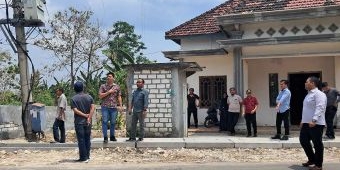 Penyidik Polres Tuban Cek Lokasi Rumah Warga yang Pagarnya Diduga Dirusak Pemdes Mlangi