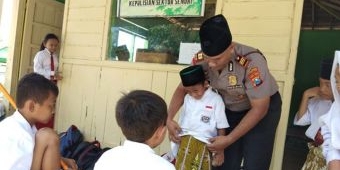 ​Kapolsek Senori Bantu Bimbing Murid SD Belajar Salat di Langgar Al Amman