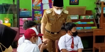 Bupati Trenggalek Tinjau Launching Vaksinasi Siswa SD