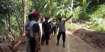 ​Kapolres Ngawi Kunjungi Lokasi Longsor di Desa Hargosari