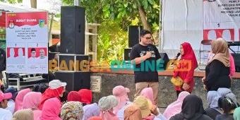 Gelar Kampanye Dialogis dengan Emak-emak, Mas Dhito Ajarkan Simulasi Pencoblosan Surat Suara