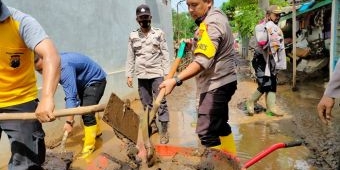 Kapolres Probolinggo Pimpin Pembersihan Lumpur Banjir Dringu Setebal 50 Cm