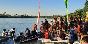 Lestarikan Tradisi Leluhur, Masyarakat Tuban Gelar Mandi Banyu Bengawan