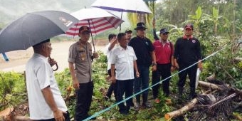 Bupati Pacitan Tinjau Tanggul Sungai Grindulu yang Longsor dan Sidak Kesiapan RSUD Tangani Corona